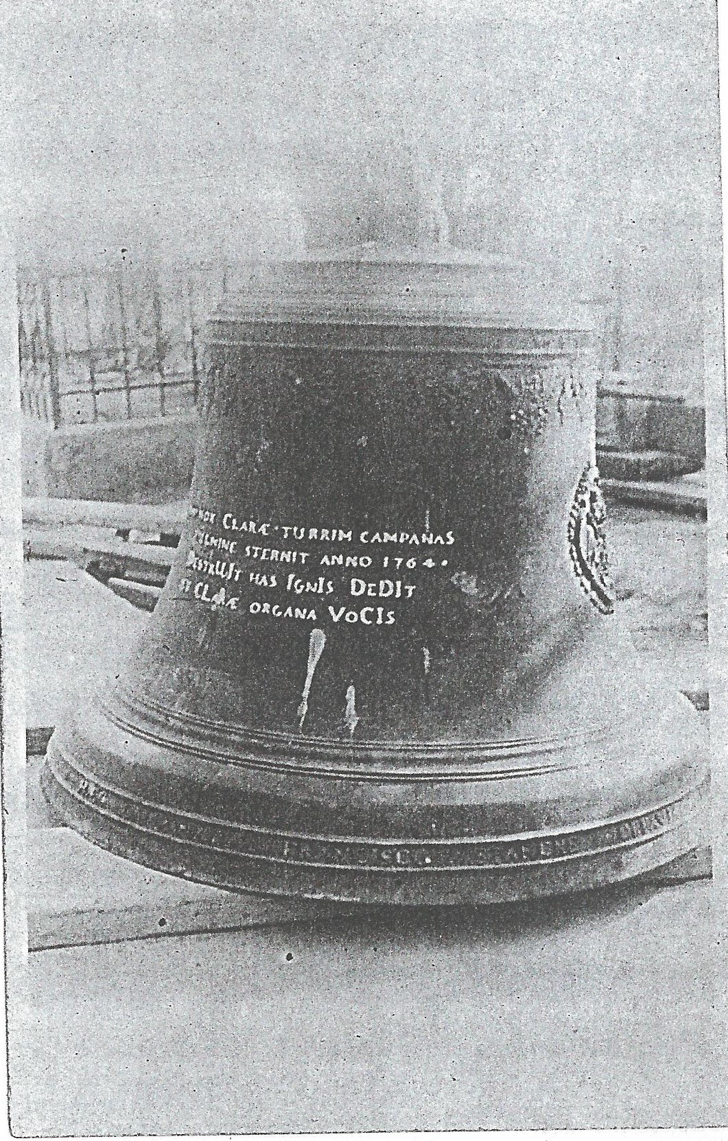Zvon po svěšení z věže před kostelem